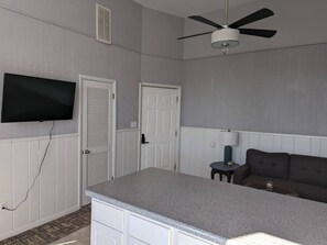 TV - 2 Bedroom Apartment in the Heart of Robinson (Robinson)