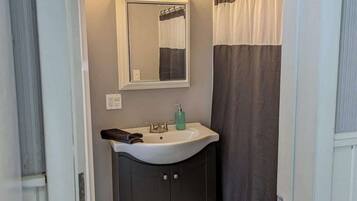 Een haardroger, handdoeken