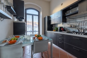 Microwave, oven, stovetop, dishwasher - Corte San Domenico Superior Bright Apartment (Pisa)