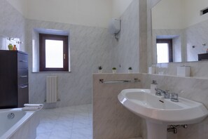 Tina, secadora de cabello, bidet