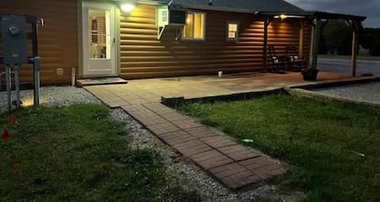 Black Bear Cabin, Gaming room and Boat parking