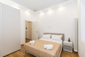 2 bedrooms, iron/ironing board, WiFi