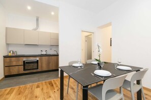 Dining - GuestHost - Roomy and comfortable apartment ideal for hosting up to 6 people is located in the Cenisia district, a quiet residential area, near the Turin Polytechnic campus and the Court, 2 km from Porta Susa station, and close to bus and metro lines for (Torino)