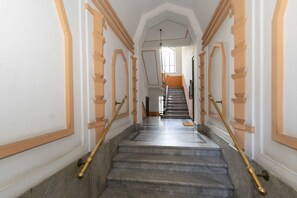 Un magnifique escalier en marbre, avec des marches de marbre et des rampes en bois richement décorées.