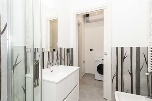 Regadera, secadora de cabello, bidet, toallas