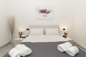 1 dormitorio, tabla de planchar con plancha, wifi y ropa de cama