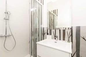 Regadera, secadora de cabello, bidet, toallas