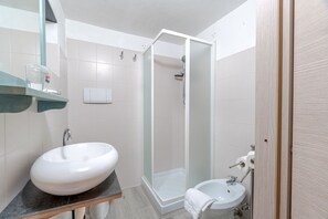 Douche, sèche-cheveux, bidet, serviettes fournies