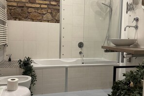 Combined shower/tub