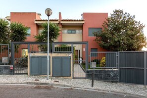 Exterior - JOIVY Elegant villa w/ dual pools in Carnaxide (Carnaxide)