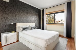 4 bedrooms, iron/ironing board, WiFi, bed sheets