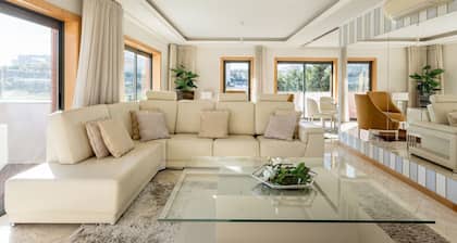 JOIVY Elegant villa w/ dual pools in Carnaxide