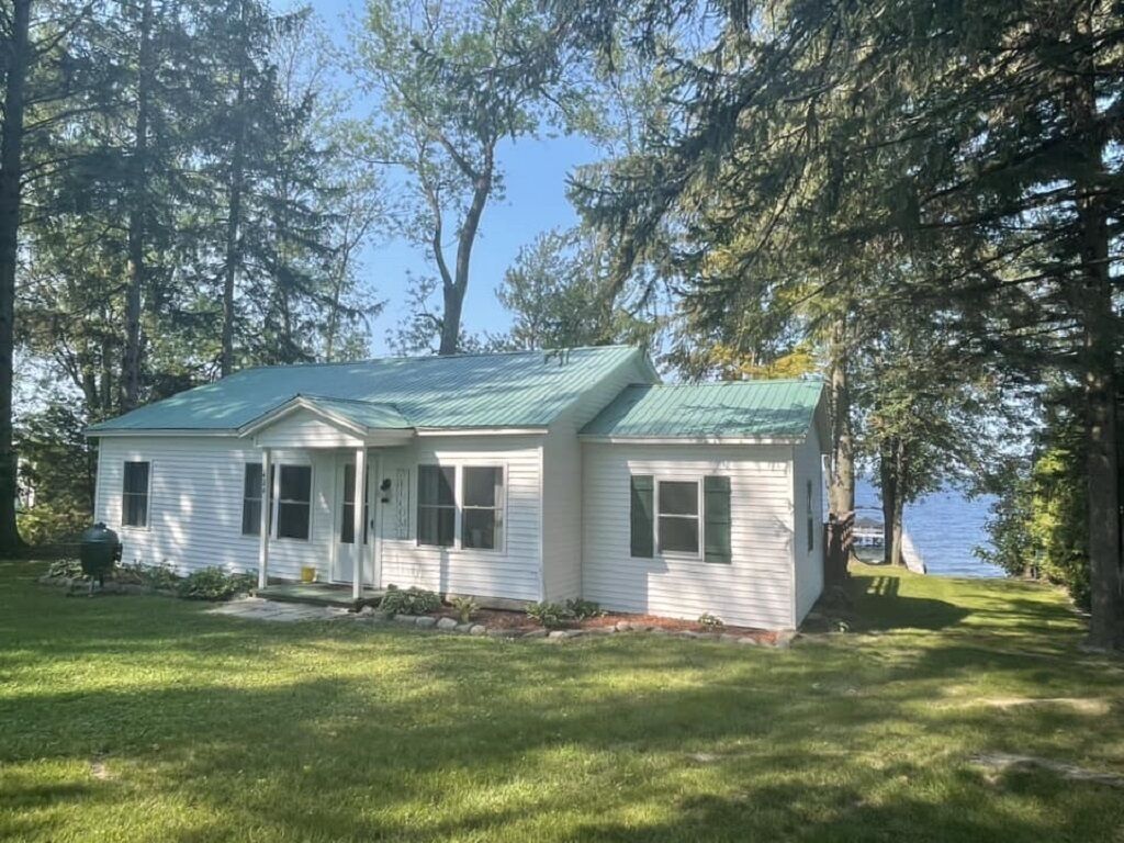 Private Lakefront Cottage w/ Spectacular Sunsets!