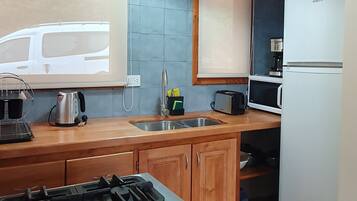 Refrigerador, microondas, horno, cafetera/tetera