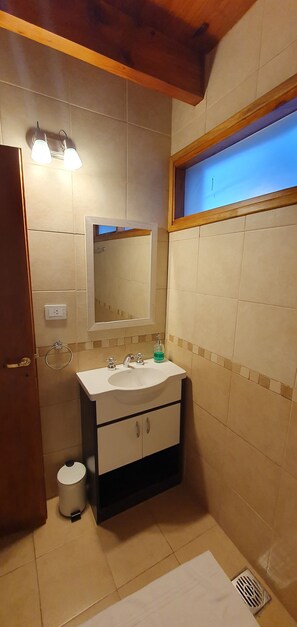 Hair dryer, towels, toilet paper - Cabaña Ideal Para el Descanso y Vacaciones. Ubicada en la Montaña y en el Bosque (San Martin de los Andes)