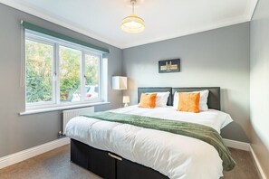 5 bedrooms, iron/ironing board, internet, bed sheets