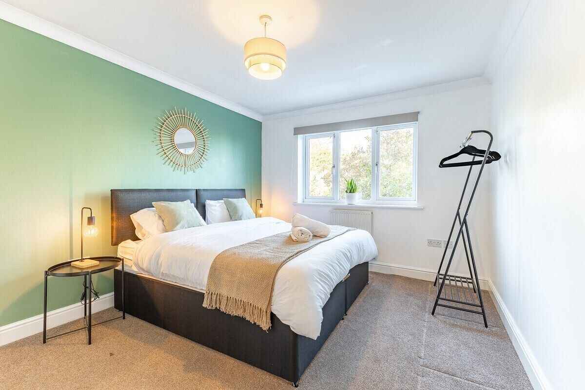 5 bedrooms, iron/ironing board, Internet, bed sheets