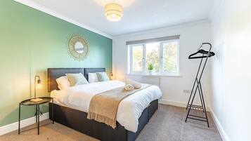 5 bedrooms, iron/ironing board, Internet, bed sheets