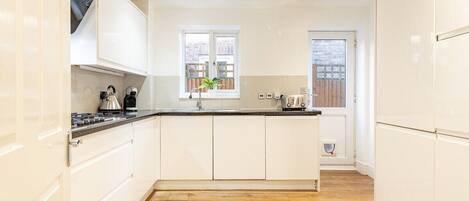 Kühlschrank, Mikrowelle, Ofen, Geschirrspüler