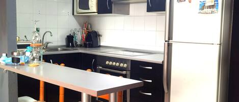 Réfrigérateur, micro-ondes, four, plaque de cuisson