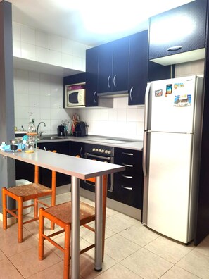 Réfrigérateur, micro-ondes, four, plaque de cuisson