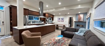 Heated Pool Home. 7 Mins to the Beach! Arcade. Perfect retreat rain or shine!