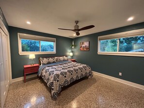 4 habitaciones, tabla de planchar con plancha y cuna de viaje