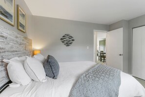2 soverom, skrivebord, strykejern/-brett og wi-fi (inkludert)