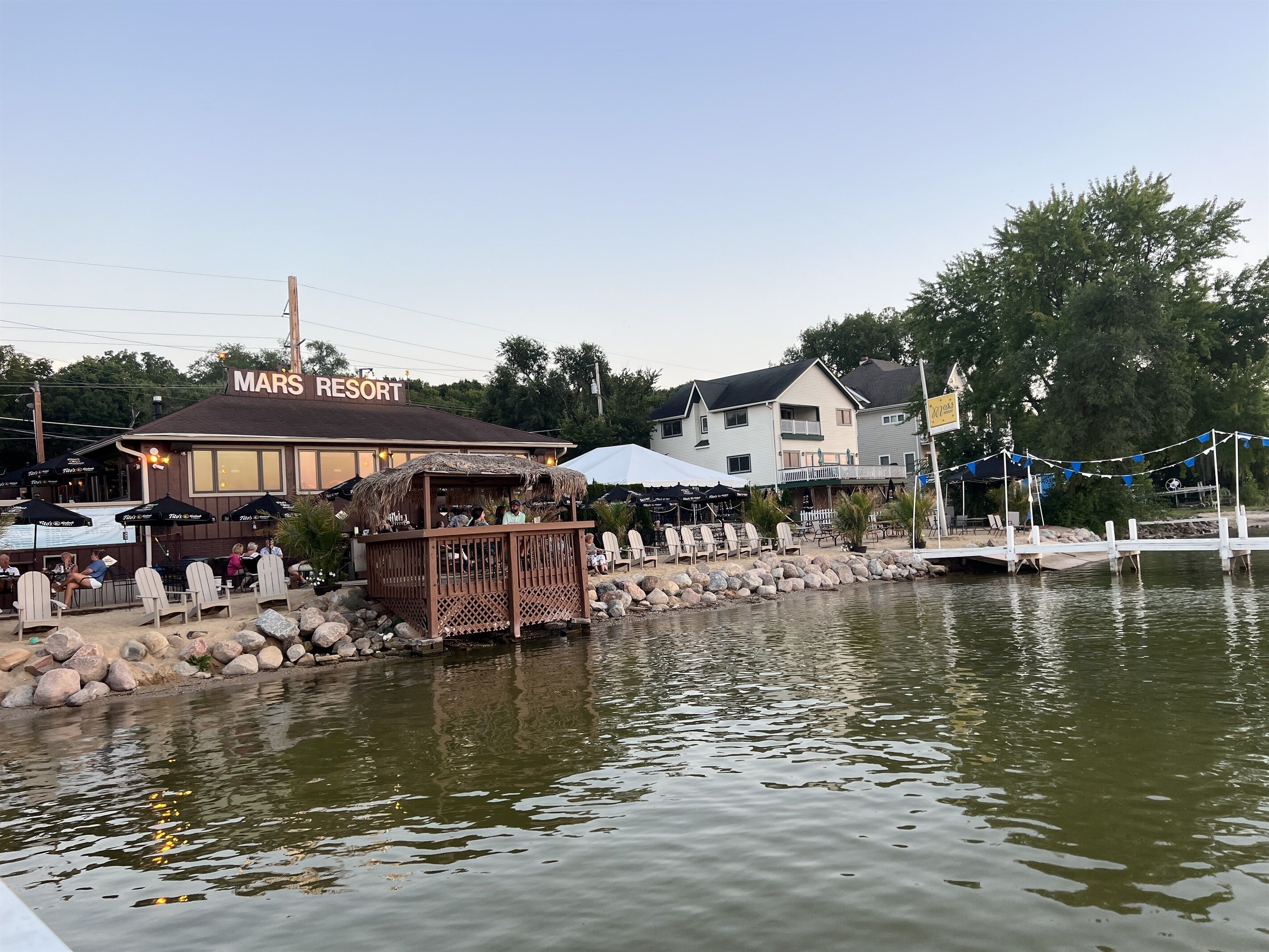 Ein Ferienresort am Seeufer mit Außenbereich und Steg.