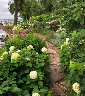 Property grounds - Lake Geneva Retreat with Fireplace & WiFi (Lake Geneva)