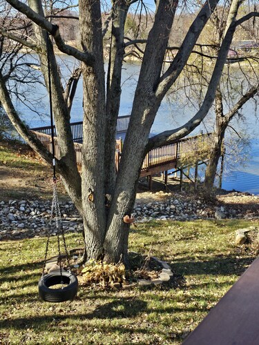 COZY LAKEHOUSE  PRIVATE SETTING - LAKE FRONT VIEW 