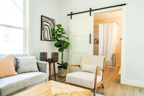 Smart-TV, bøker, stereoanlegg og PC-skjermer