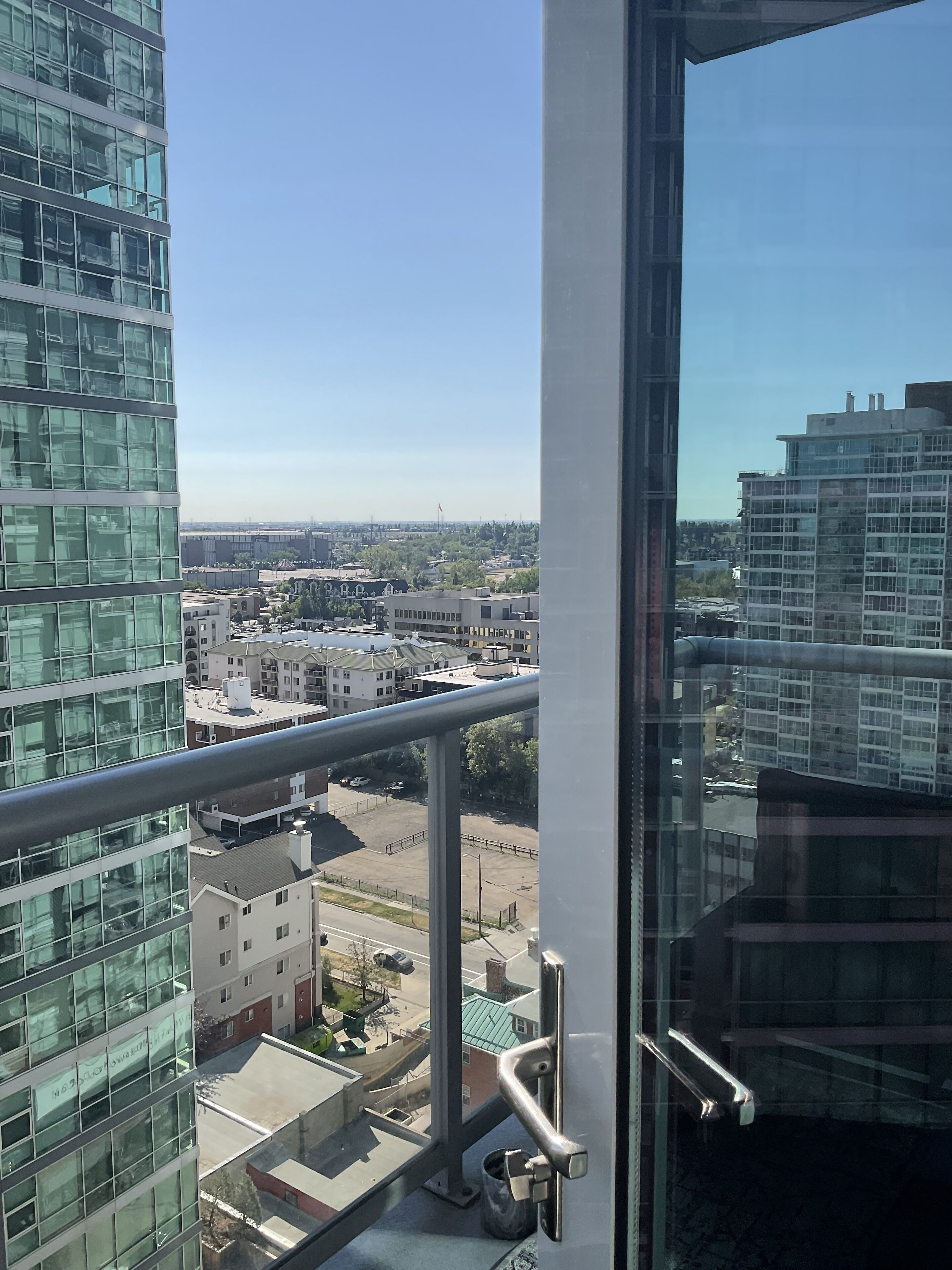 Un immeuble de grande hauteur, doté de nombreux étages, de grandes fenêtres et offrant une vue dégagée sur le paysage urbain environnant.