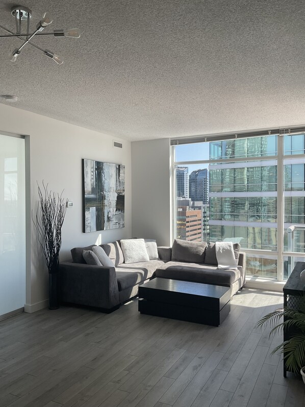 Smart TV - Modern Gem on the Park -D/T-Heated Parking - Restaurants/Shops at your doorstep  (Calgary)