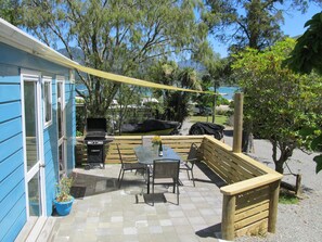 Outdoor dining - Anakiwa Self-contained Bay View Apartment (Anakiwa)