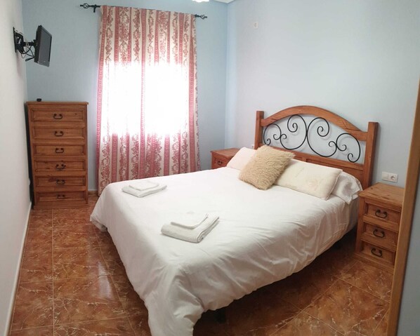 4 bedrooms, iron/ironing board, free WiFi, bed sheets