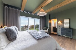 5 bedrooms, desk, iron/ironing board, travel crib