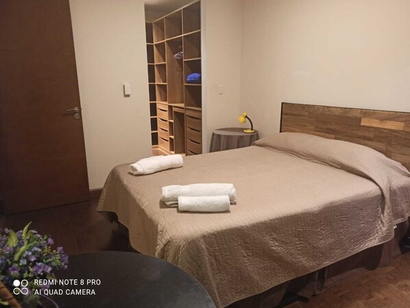 2 bedrooms, desk, iron/ironing board, WiFi