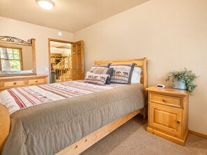 4 bedrooms, laptop workspace, WiFi (free), bed sheets - Starlight Summit (Big Bear Lake)