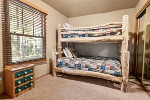 Basic Cabin | 4 bedrooms, laptop workspace, free WiFi, bed sheets - Starlight Summit (Big Bear Lake)