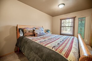 Basic Cabin | 4 bedrooms, laptop workspace, free WiFi, bed sheets - Starlight Summit (Big Bear Lake)
