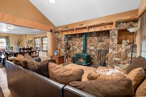 Hytte – basic | Oppholdsområde | Smart-TV, peis og strømmetjenester