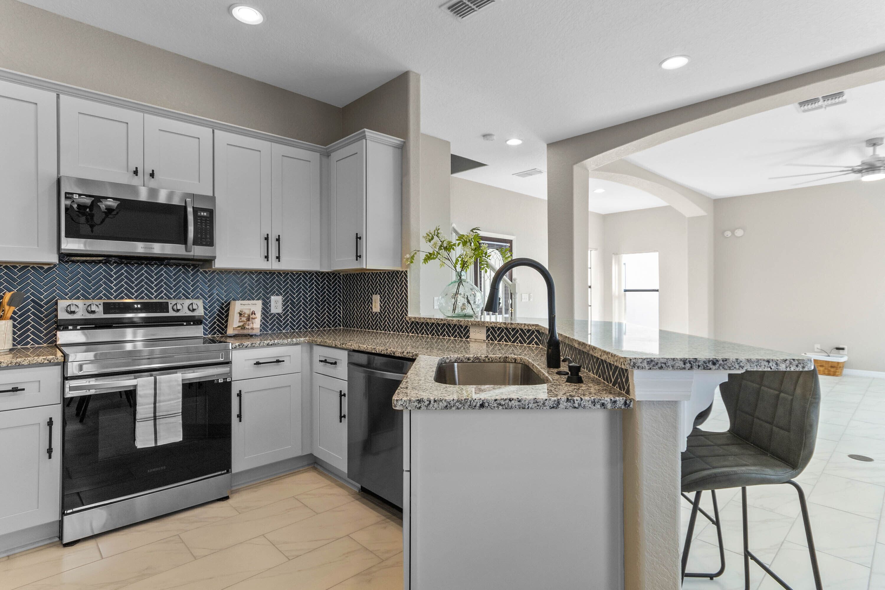 Kylskåp, mikrovågsugn, ugn och spishäll