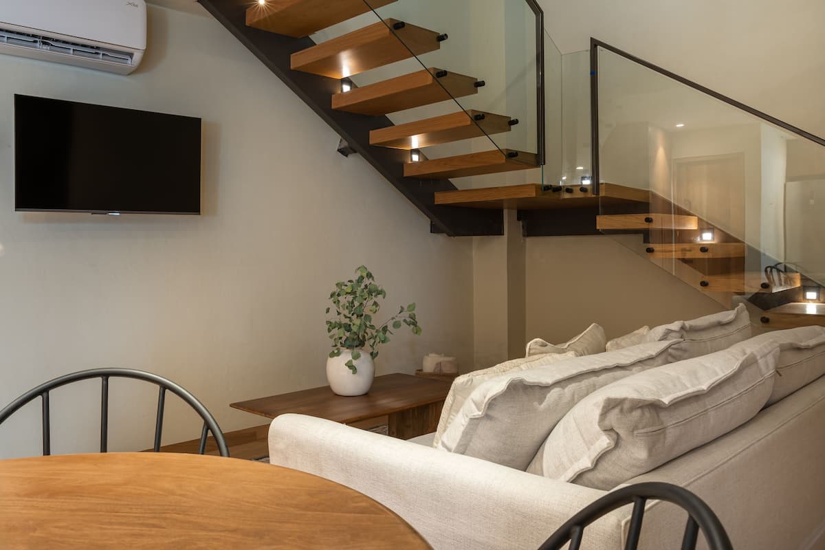 Luxury Loft, 1 Queen Bed with Sofa bed, Air conditioning | Living area | Flat-screen TV, fireplace
