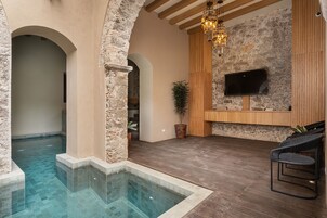 Outdoor pool, a heated pool