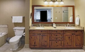 ヘアドライヤー、タオル、石鹸、トイレットペーパー