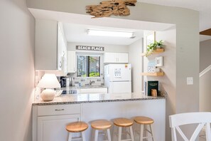 Kylskåp, mikrovågsugn, ugn och spishäll