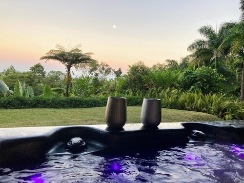 NEW -The Sugar Shack, Ocean views over cane fields from your outdoor Spa Bath 