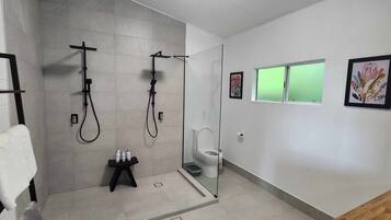 Douche, sĂšche-cheveux, serviettes fournies, savon