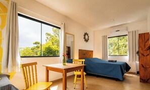Flat 3|4 - Lugar ao Sol - Flats c/ Cozinha no Rosa | Living area | 32-inch Smart TV with digital channels, Netflix, pay films - Lugar ao Sol - Flats c/ Cozinha no Rosa (Imbituba)